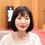 恩師の思い出と歌に込めた願いなどを話す平松愛理さん＝神戸市中央区波止場町（撮影・杉山雅崇）