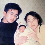 生後まもない中村翼さん（中央）を抱く父威志さん（左）と母ひづるさん（右）＝１９９５年１月（中村さん提供）