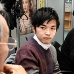 語り部ＫＯＢＥ１９９５の例会で先輩語り部の話に聞き入る中村翼さん＝昨年１２月９日、神戸市中央区東川崎町１、ひょうごボランタリープラザ