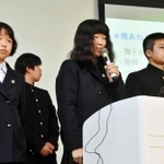 小学校で実施した防災学習について発表する県立舞子高の生徒＝６日午前、神戸市中央区脇浜海岸通１