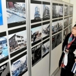 阪神・淡路大震災の被害を伝える写真などが並ぶ＝神戸市中央区脇浜海岸通１、人と防災未来センター