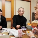 復興住宅で暮らす女性（右）の自宅を訪れ、語り合う牧秀一さん（中央）ら＝神戸市灘区内