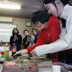 クリスマスケーキを囲む元利用者ら＝芦屋市浜風町（撮影・初鹿野俊）