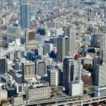 高層ビルが立ち並ぶ神戸・三宮周辺＝神戸市中央区