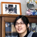 漢之君と深理ちゃんの写真のもとで、２人への思いを語る米津英さん＝芦屋市浜芦屋町（撮影・三津山朋彦）