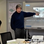 地図作りのため、被災地に花を植える活動について説明する「阪神大震災復興市民まちづくり支援ネットワーク」世話人の小林郁雄さん＝神戸市中央区脇浜海岸通１