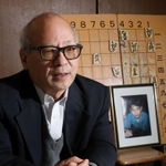 阪神・淡路大震災で弟子の船越隆文さんを亡くした森信雄さん。毎年１月１７日には遺影を手に船越さんのアパート跡を訪れる＝宝塚市清荒神１（撮影・大森　武）