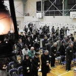 「１・１７希望の灯り」の分灯を前に黙とうする参加者ら＝西脇北高校