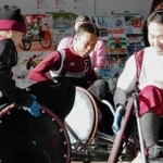 障害者スポーツを紹介する催しで、車いすラグビーを実演する浜野健二さん（中央）＝神戸市中央区東川崎町１