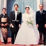 震災の４カ月前、神戸市内での結婚式で記念写真に収まる足立伸也さん、富子さん夫婦（中央）＝足立悦夫さん、朝子さん提供