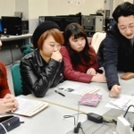 「１．１７のつどい」に向け藤本真一さん（右）と打ち合わせする学生ら＝９日、関西学院大学神戸三田キャンパス