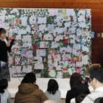 「希望の木」の下、大勢が集まった最後のイベント＝１４日午後、芦屋市浜風町（撮影・三津山朋彦）