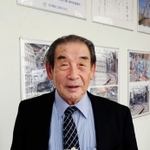 古澤孝司さん。会社玄関には鉄道事故の教訓を刻むパネルを展示している＝長田電設工業