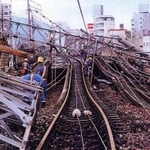鉄路がゆがみ、送電柱が倒れた震災直後のＪＲ神戸線（古澤孝司さん提供）