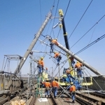 東北新幹線の復旧を急ぐ長田電設工業の作業員（同）