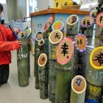 入園者が手作りしたカラフルな竹灯籠＝淡路市、国営明石海峡公園