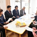 訓練の打ち合わせを行うメンバー＝明石市大久保町西脇