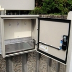 加古川市立別府小学校の門などの鍵を保管するボックス。放送による遠隔操作で開錠でき、住民らが迅速に校舎上階に避難できる（加古川市提供）