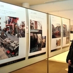 神戸新聞社の記者が撮影した被災地の比較写真が並ぶ会場＝北淡震災記念公園