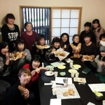 毎年１１月に宮城県気仙沼市で開かれる「東北＆神戸女子会」。５回目となった昨年の女子会には神戸のパンをお土産にした（田中成美さん提供）