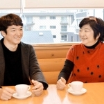 「何か恥ずかしいわ」。田中成美さん（右）と笑顔で話す大地さんは社会人５年目。母と同じ目線で物事を見られるようになってきた＝神戸市東灘区本山北町３