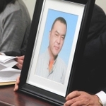 島谷和則さんの遺影を携えて記者会見に応じた妻（左）ら＝１５日午前、神戸市中央区橘通３、神戸市婦人会館（撮影・田中宏樹）