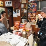 酒店のシーンの撮影に臨むいまおかしんじさん（右）＝神戸市長田区長楽町３