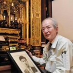 遺影を手に岡西久人さんの思い出を語る兄の明彦さん＝宍粟市一宮町