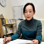 行政書士として働く傍ら、社会福祉士の資格取得を目指して勉強する勝部慶子さん＝西宮市松生町７
