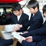 全校生の思いが込もった約４５０本のろうそくを段ボールに詰め込む生徒たち＝篠山中学校