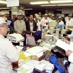 震災当時、日本赤十字社兵庫県支部で開かれたミーティング＝日時不明、神戸市中央区（吉田利栄さん撮影）
