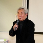 震災経験を通し、人のつながりや命の大切さを訴える崔敏夫さん＝三木小