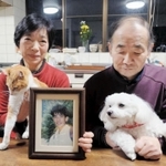正則さんの遺影を持つ岡部香津子さん、克馬さん。ネコのサンペイ、マルチーズのハッピーと仲良く暮らす＝たつの市新宮町曽我井