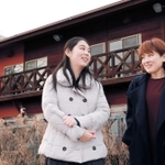 浜風の家での思い出を話す松本知子さん（左）と田中智子さん＝芦屋市浜風町