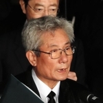 遺族を代表し、亡くした次男への思いを語る崔敏夫さん＝１７日午前５時５３分、神戸市中央区加納町６、東遊園地（撮影・斎藤雅志）