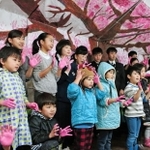 被災地の復興を願う「命の一本桜」を完成させた子どもたち＝１７日午前５時３５分、神戸市中央区加納町６、東遊園地
