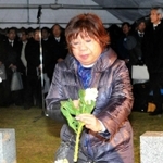 「母の分まで長生きを」と誓い、慰霊碑に献花する大上裕子さん＝１７日午前５時５４分、淡路市の北淡震災記念公園（撮影・内田世紀）