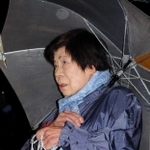 数珠を手に、犠牲になった母を思う池田菊美さん＝１７日午前５時４５分、西宮市奥畑