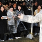 「しあわせ運べるように」を合唱する参加者たち＝北淡震災記念公園