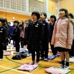 「しあわせ運べるように」を合唱する児童たち＝篠山市草ノ上、多紀小学校