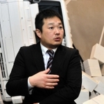 地震で生き埋めになったことについて語る安楽徹さん＝北淡震災記念公園