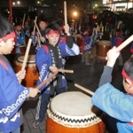 和太鼓を演奏する子どもら＝稲美町役場前