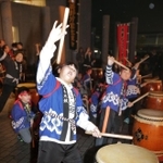 和太鼓を演奏する子どもら＝稲美町役場前