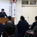 若手署員らに震災の経験や教訓を語る三木一也副署長＝高砂署