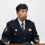 若手署員らに震災の経験や教訓を語る三木一也副署長＝高砂署