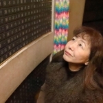 母親藤井あい子さんの銘板を見つめる寺内和子さん＝東遊園地（撮影・大森　武）