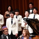 大江千里さんのピアノに合わせて熱唱する八神純子さん＝西宮市高松町２、県立芸術文化センター（撮影・後藤亮平）