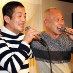 堀内圭三さん（右）と肩を組んで歌う木皿俊克さん（左）＝１６日午後、神戸市中央区三宮町１