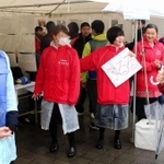 １７日に開かれた防災イベント「交流ひろば」で来場者に呼び掛ける１年生たち＝神戸市中央区脇浜海岸通１、なぎさ公園