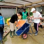 被災地で泥かきに取り組む和田山高生徒ら＝福岡県朝倉市（同校提供）